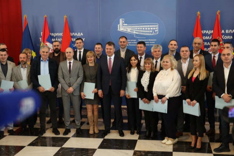ГРАДОНАЧЕЛНИЦА ВРШЦА ПОТПИСАЛА УГОВОРЕ ЗА КАПИТАЛНЕ ПРОЈЕКТЕ ВРЕДНЕ ПР...